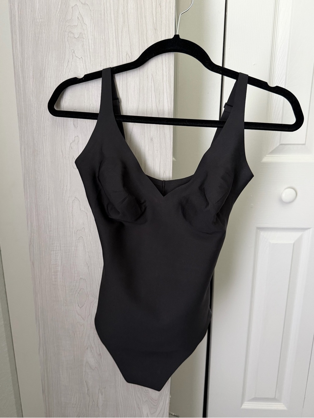 SKIMS Core Sculpt Plunge Thong Bodysuit - L, Onyx